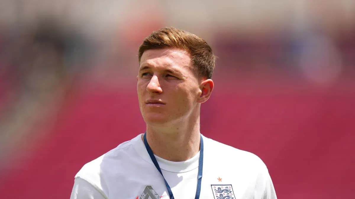 Jugador de Inglaterra observando en el campo