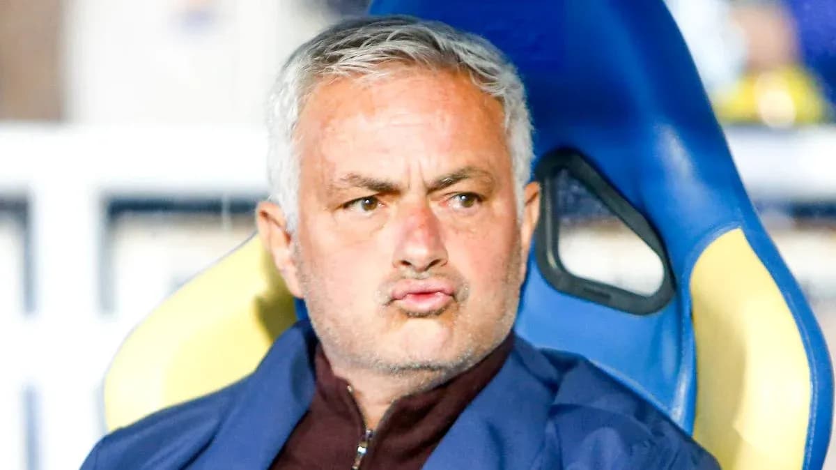 Entrenador sentado en el banquillo durante el partido