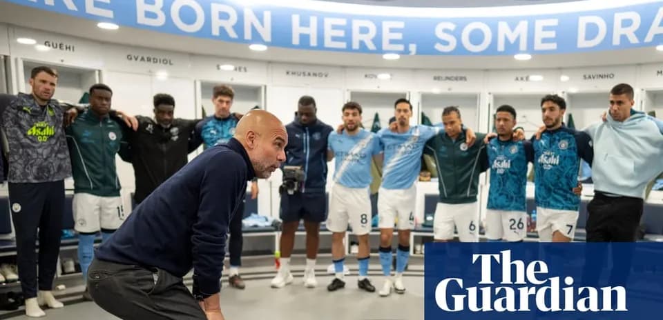 Entrenador hablando con jugadores en vestuario