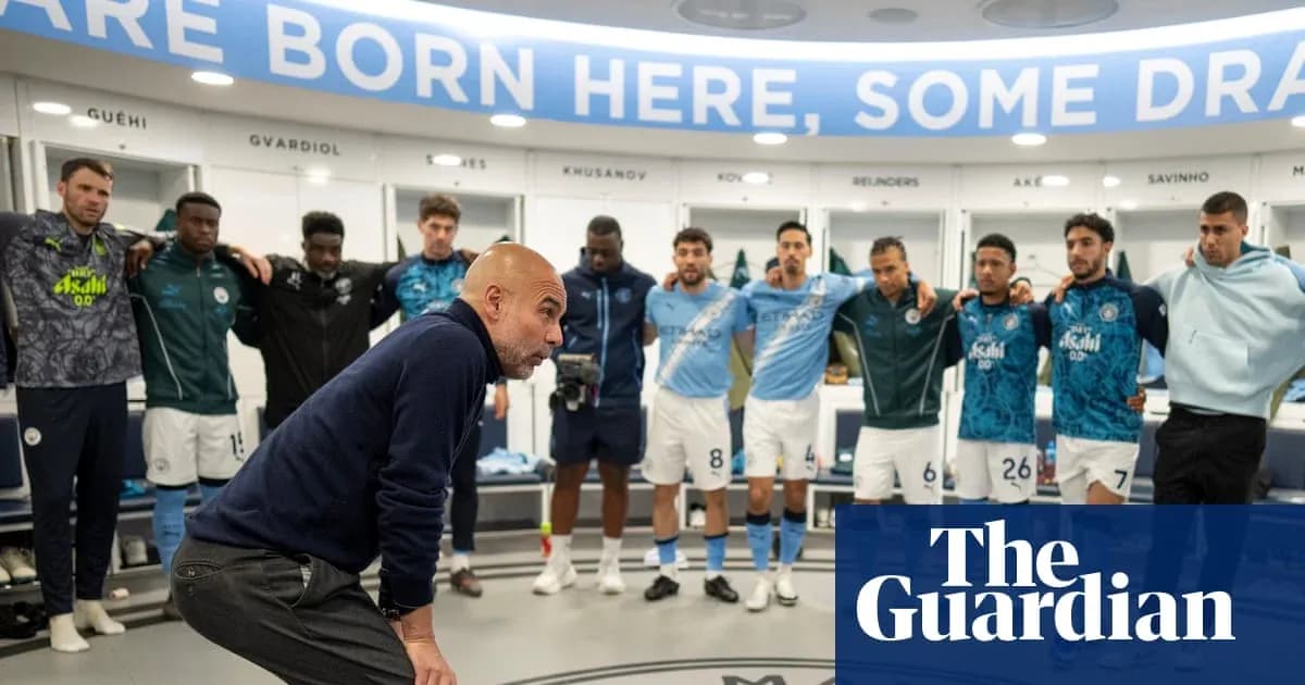 Entrenador hablando con jugadores en vestuario