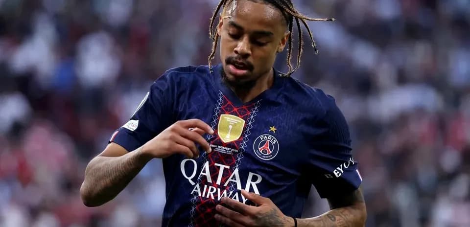 Jugador de PSG ajustando su camiseta durante el partido
