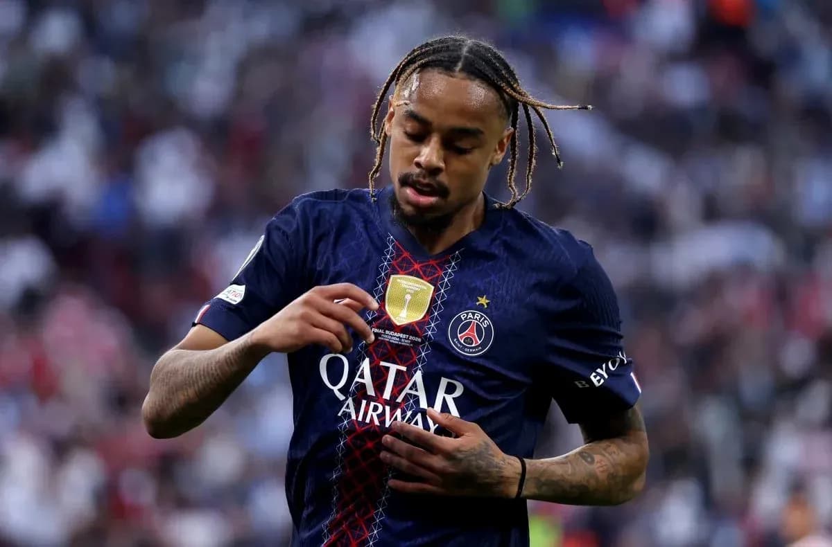 Jugador de PSG ajustando su camiseta durante el partido