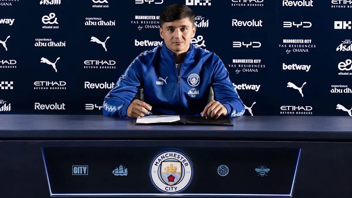 Jugador firmando contrato en conferencia de prensa