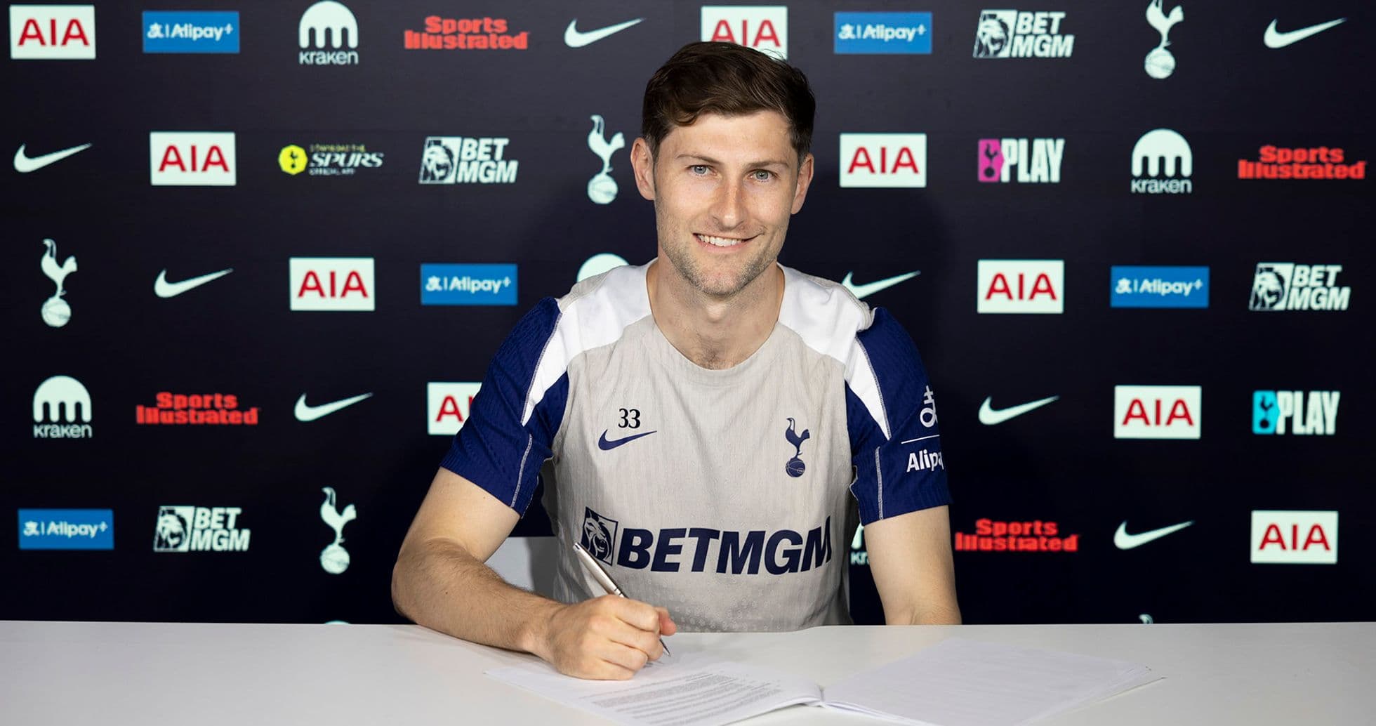 Jugador firmando contrato en conferencia de prensa