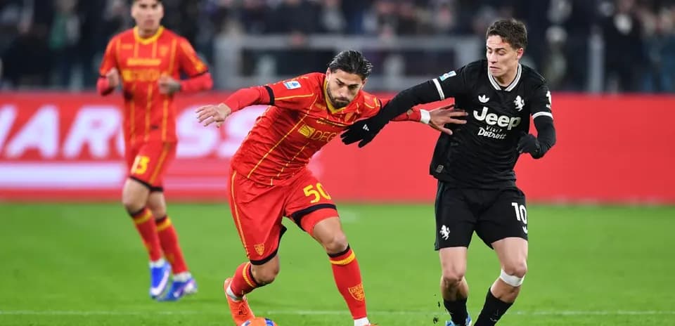 Jugadores de Lecce y Juventus luchando por el balón