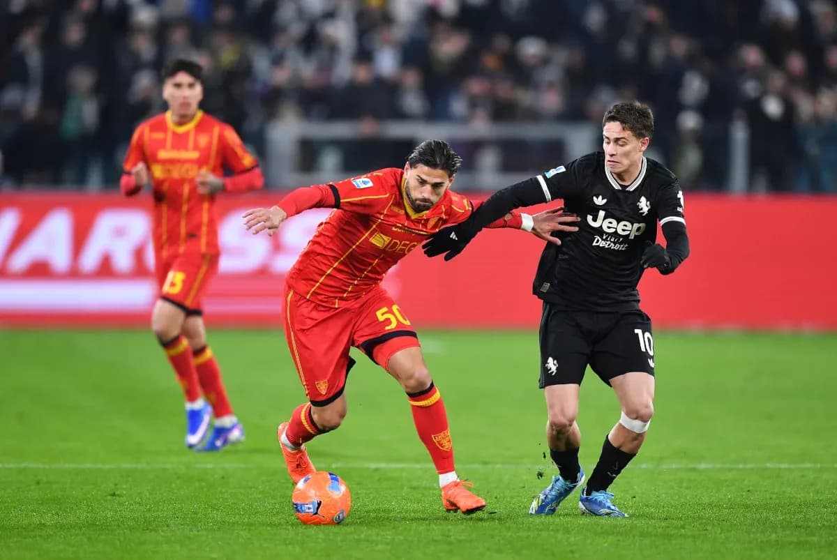 Jugadores de Lecce y Juventus luchando por el balón