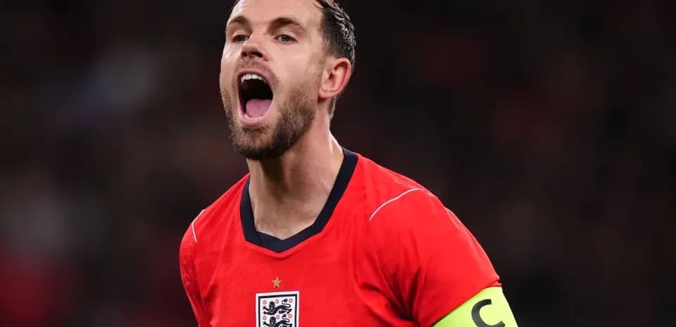 Jugador de Inglaterra gritando con camiseta roja