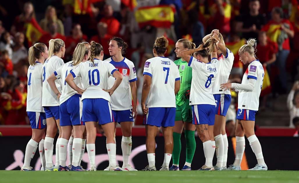 Jugadoras de Inglaterra en reunión durante el partido