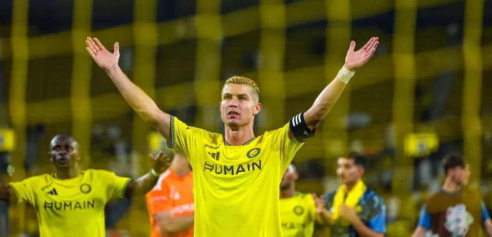Jugador levantando los brazos en celebración en el campo