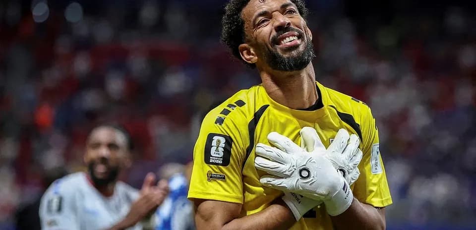 Portero celebrando con guantes después del partido