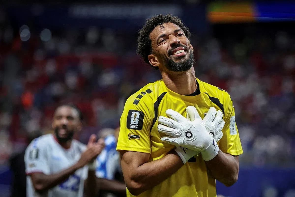 Portero celebrando con guantes después del partido