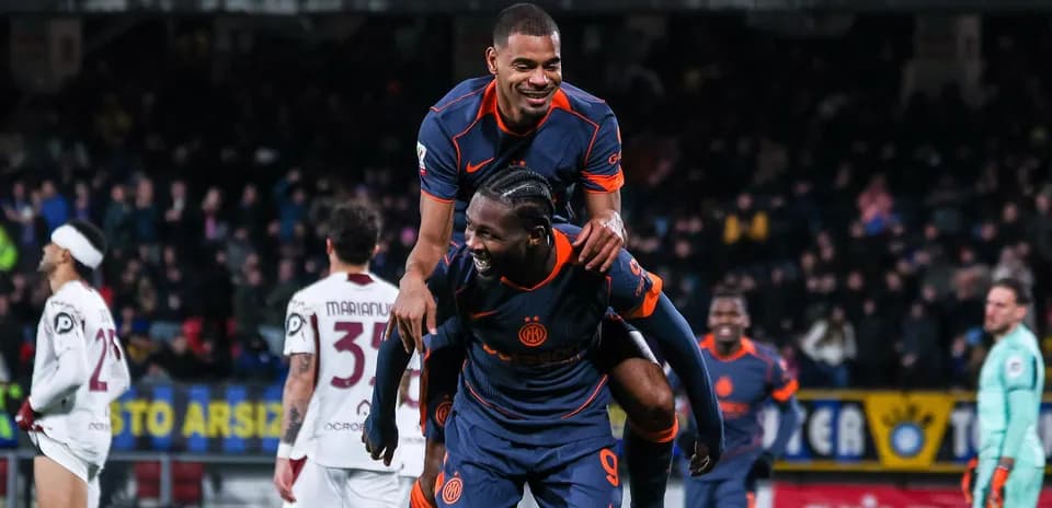 Jugadores celebrando un gol en el partido