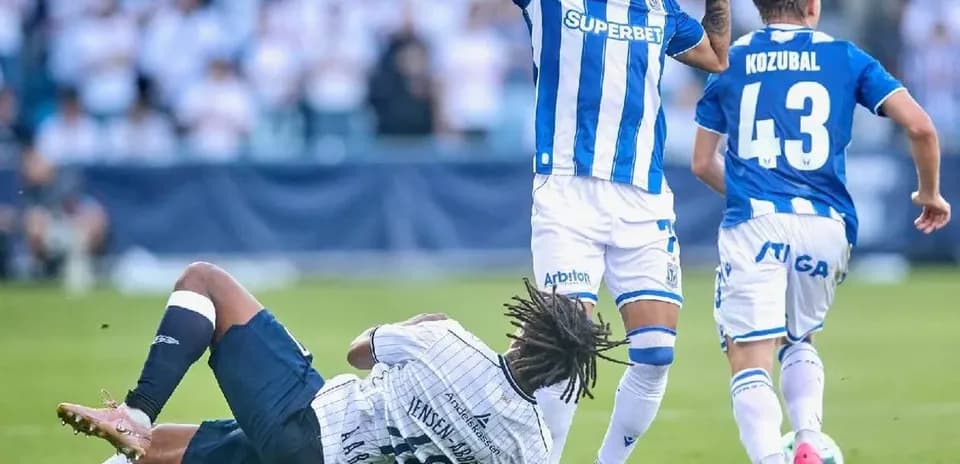 Jugador cae mientras otro celebra