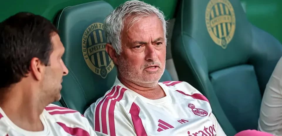 Entrenador y jugador sentados en el banquillo
