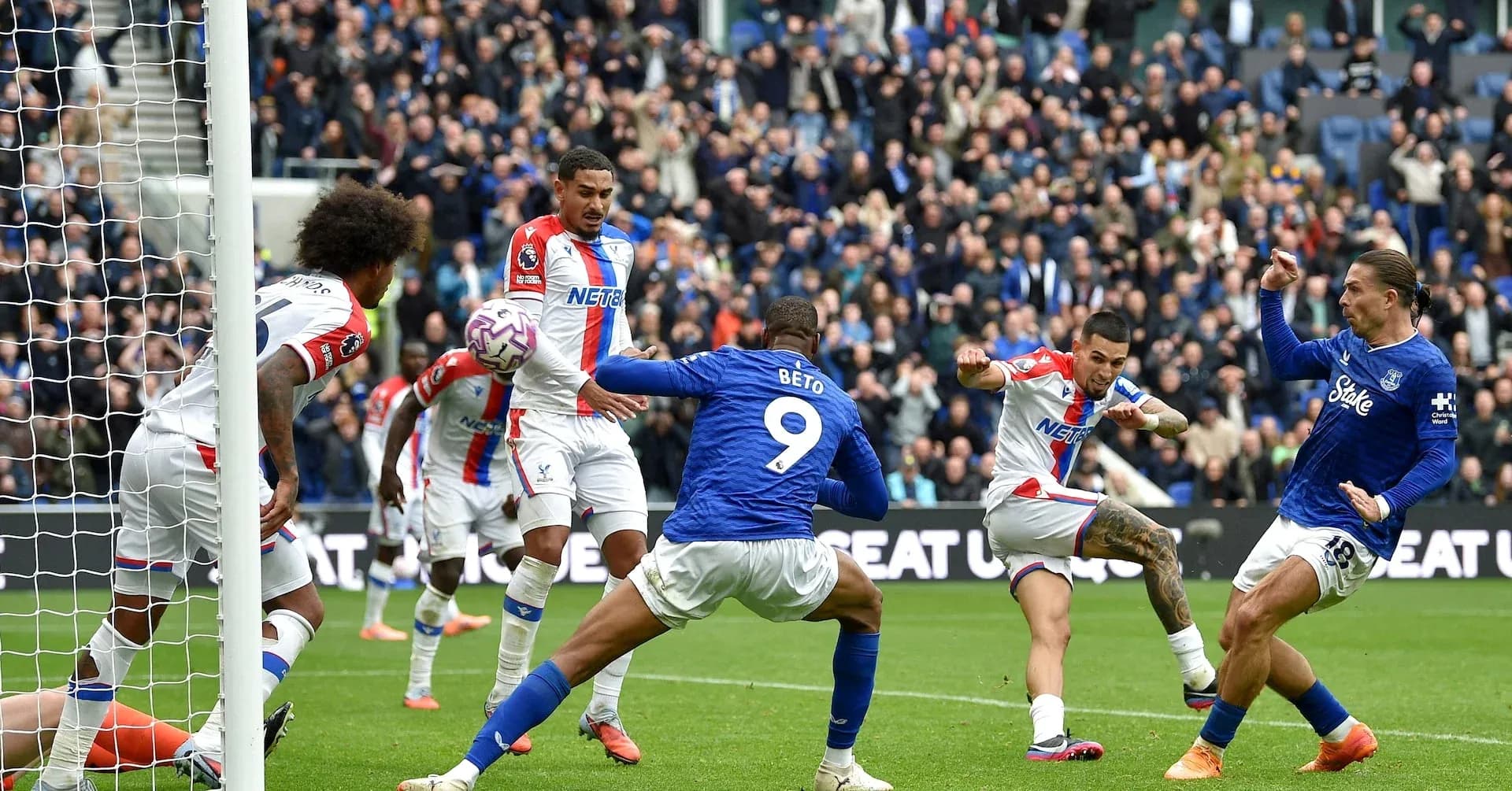 Acción del partido Crystal Palace contra Everton