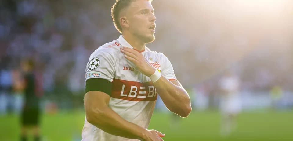 Jugador de fútbol celebrando en el campo de juego