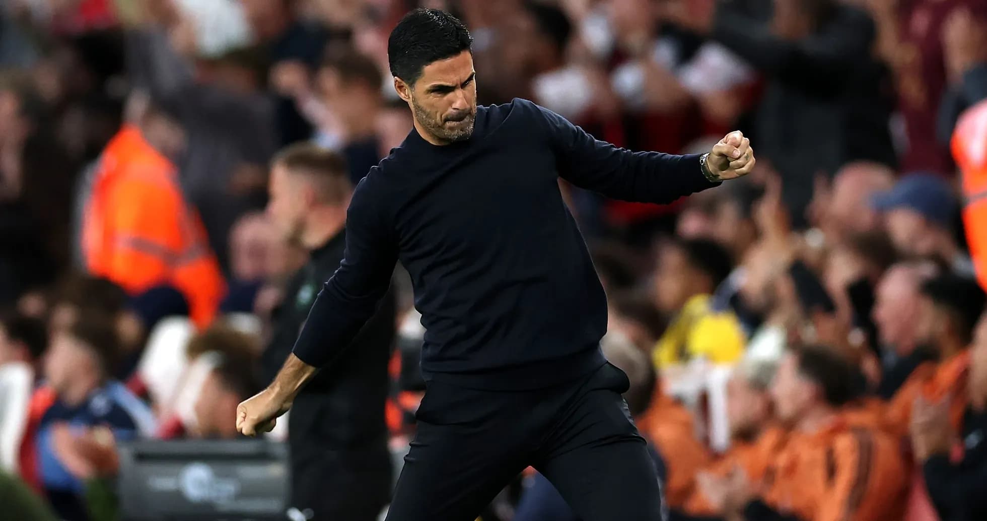 Entrenador celebrando durante un partido de fútbol
