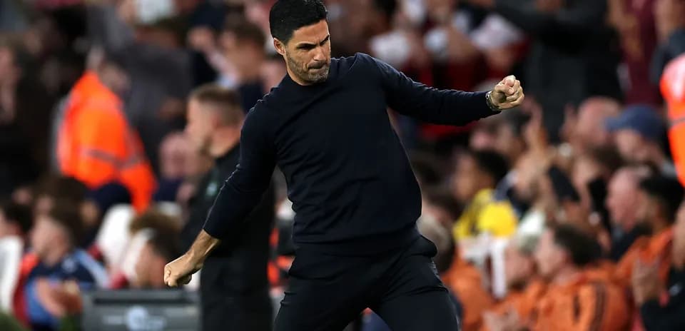 Entrenador celebrando durante un partido de fútbol