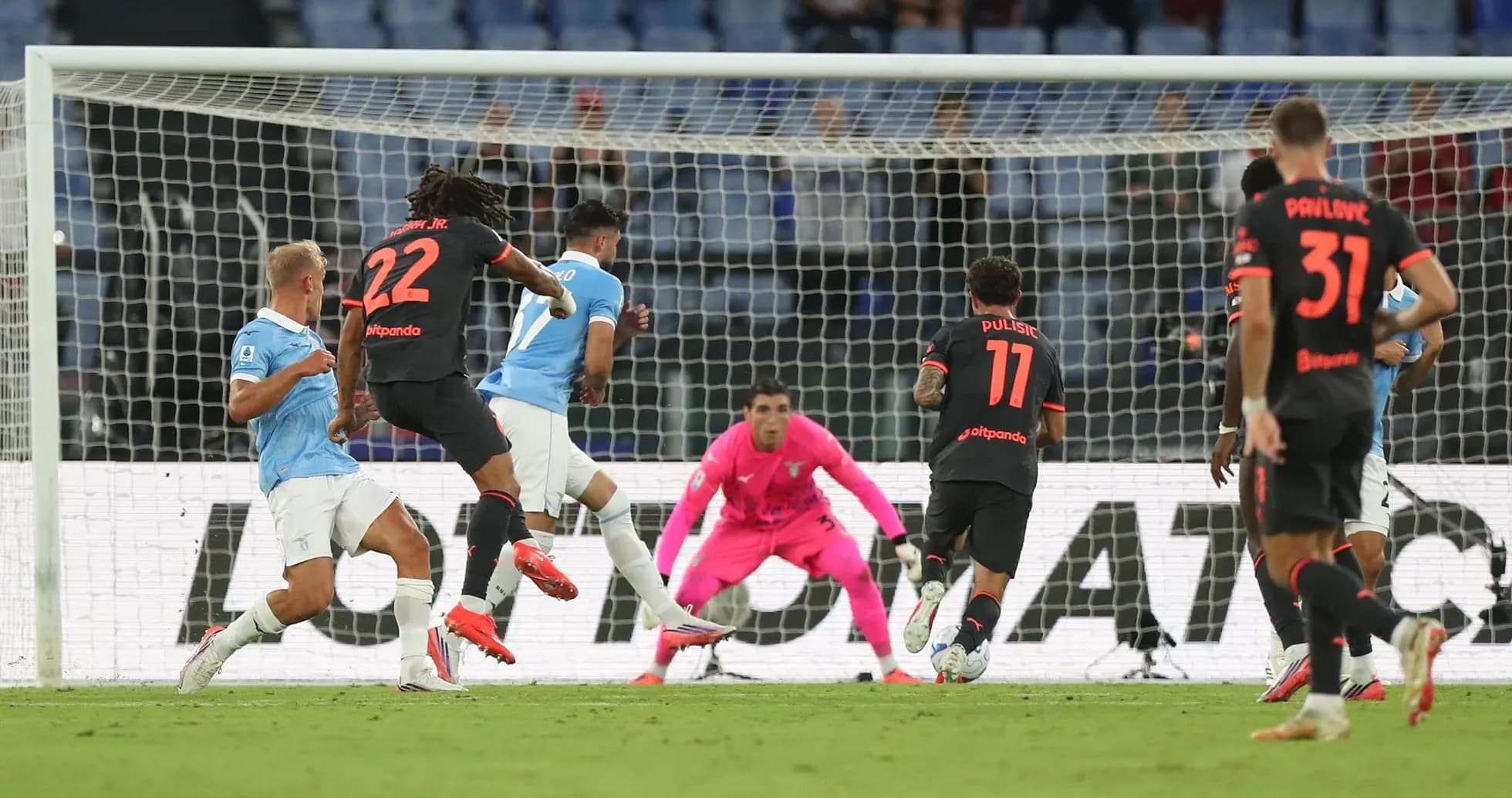 Jugador de Lazio disparando a puerta