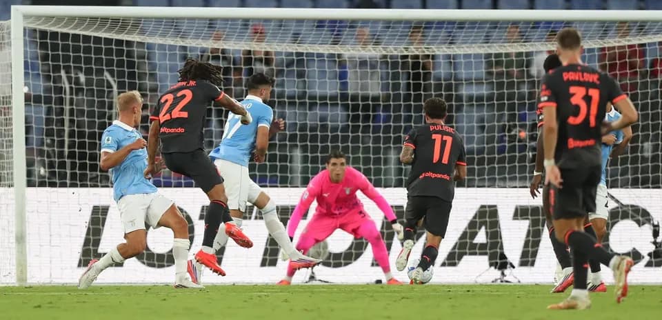 Jugador de Lazio disparando a puerta