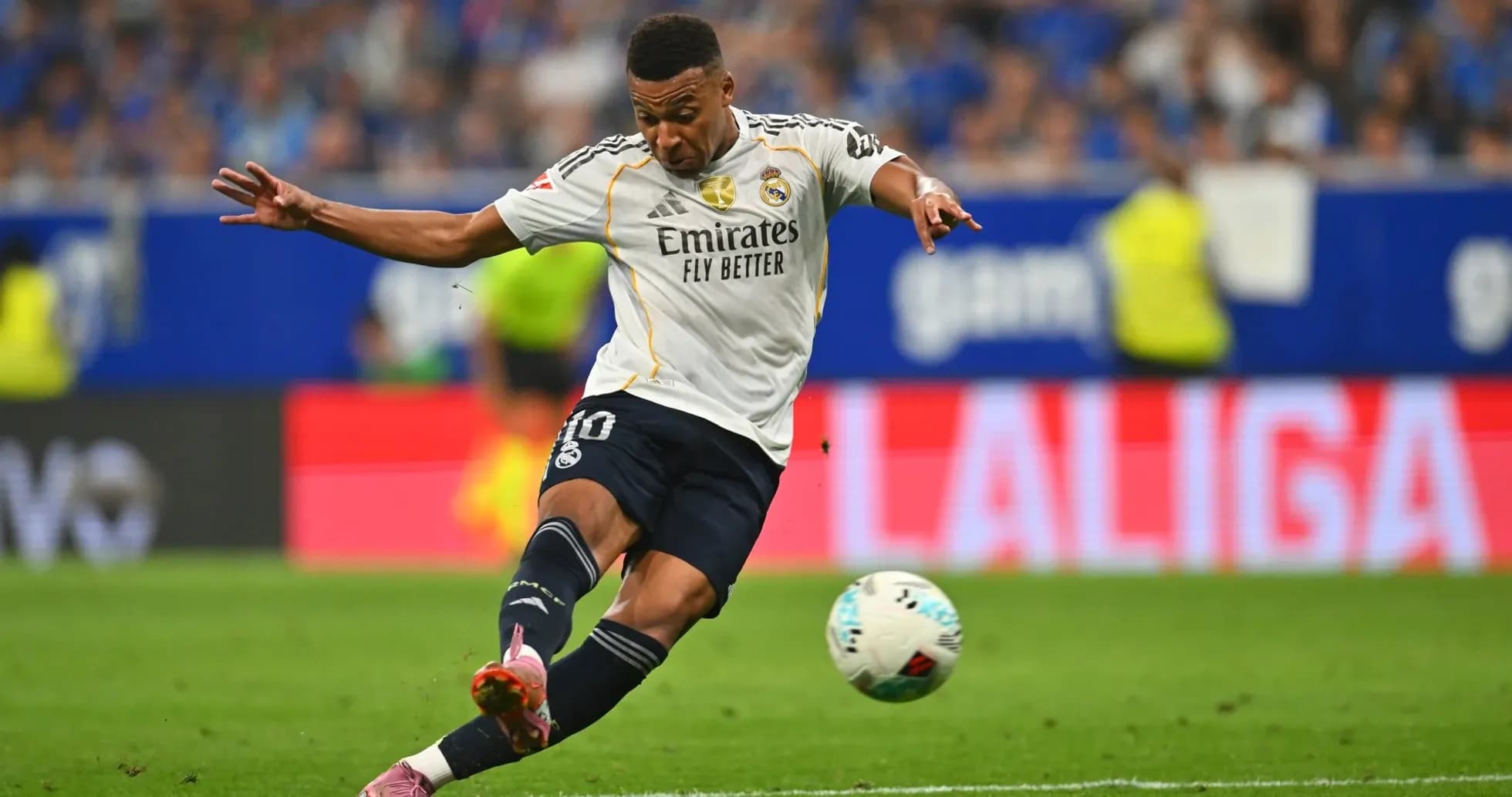 Jugador de Real Madrid lanzando un tiro libre