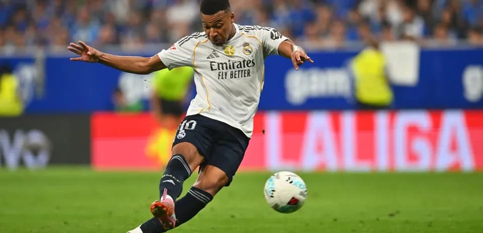 Jugador de Real Madrid lanzando un tiro libre