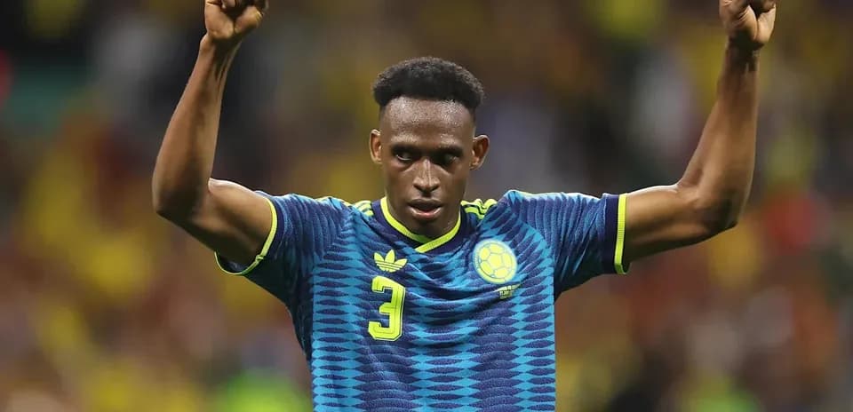 Jugador levantando los brazos en celebración durante partido