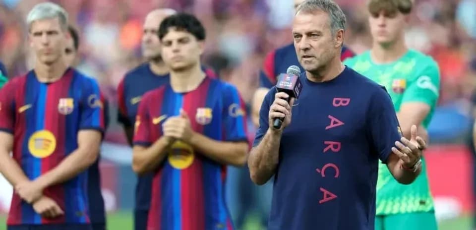 Entrenador hablando durante la presentación del equipo