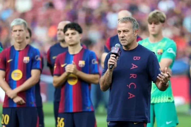 Entrenador hablando durante la presentación del equipo