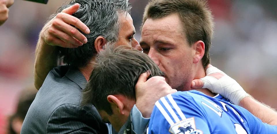 Jugadores de Chelsea celebrando un momento emotivo