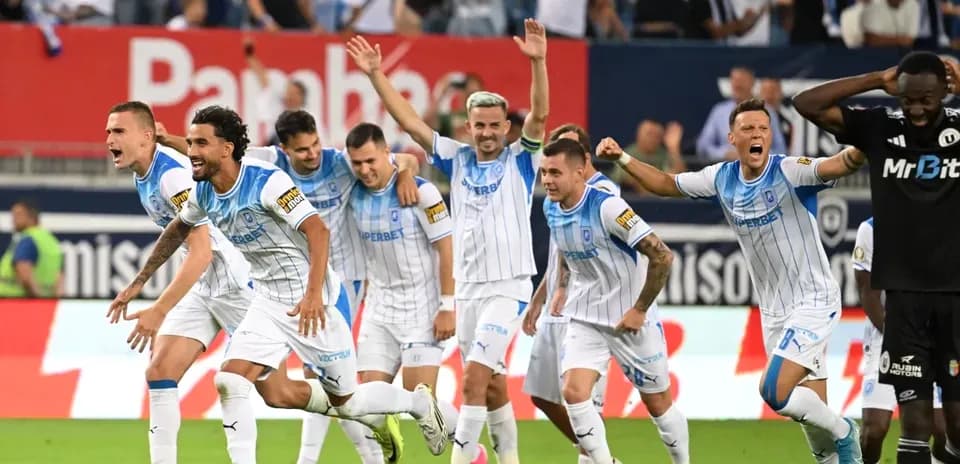 Jugadores de Universitatea Craiova celebrando un gol