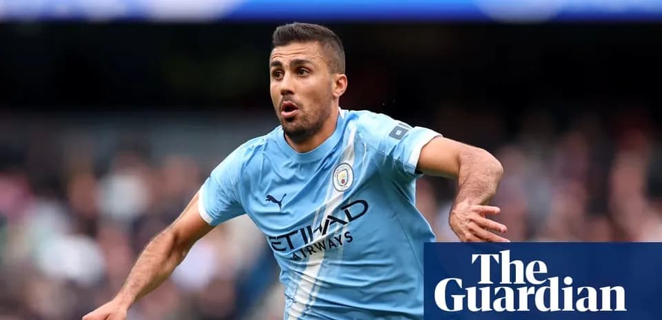 Jugador de Manchester City corriendo en el campo