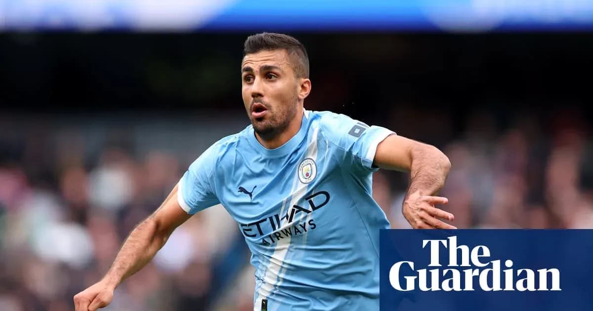 Jugador de Manchester City corriendo en el campo