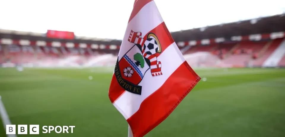 Esquina de campo con bandera de Southampton FC