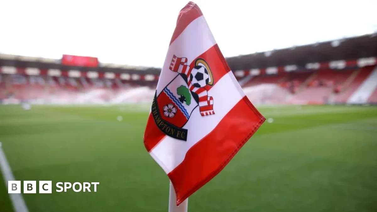 Esquina de campo con bandera de Southampton FC