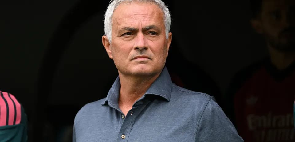 Entrenador observando desde el banquillo durante el partido