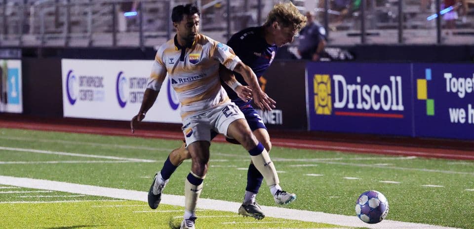 Jugador de Knoxville persigue el balón en el partido
