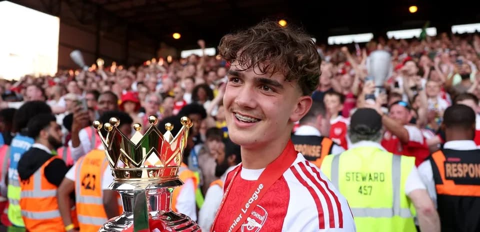 Jugador sosteniendo el trofeo de la Premier League