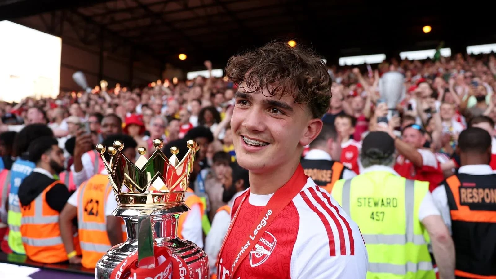 Jugador sosteniendo el trofeo de la Premier League