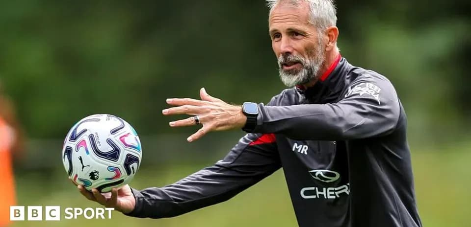 Entrenador gesticulando con balón durante la práctica