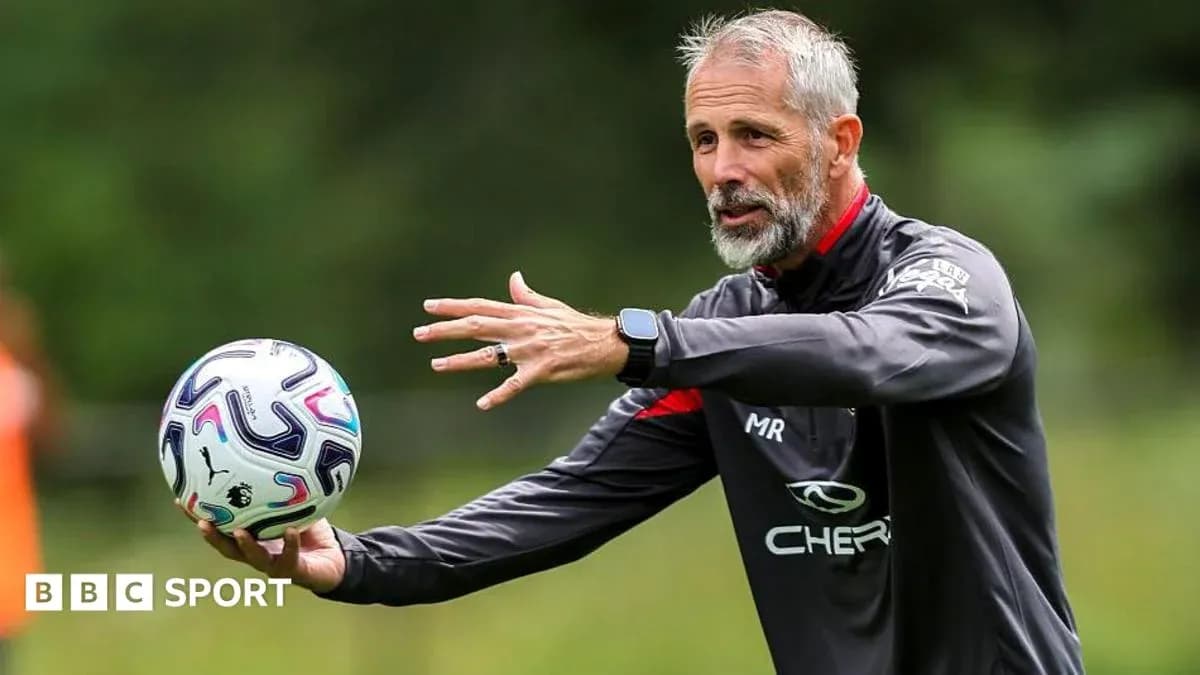 Entrenador gesticulando con balón durante la práctica
