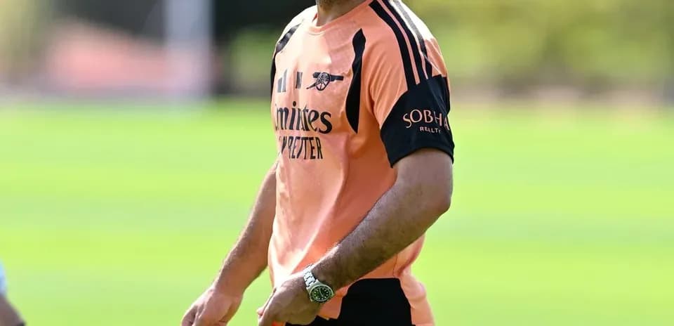 Entrenador dirigiendo la sesión de entrenamiento
