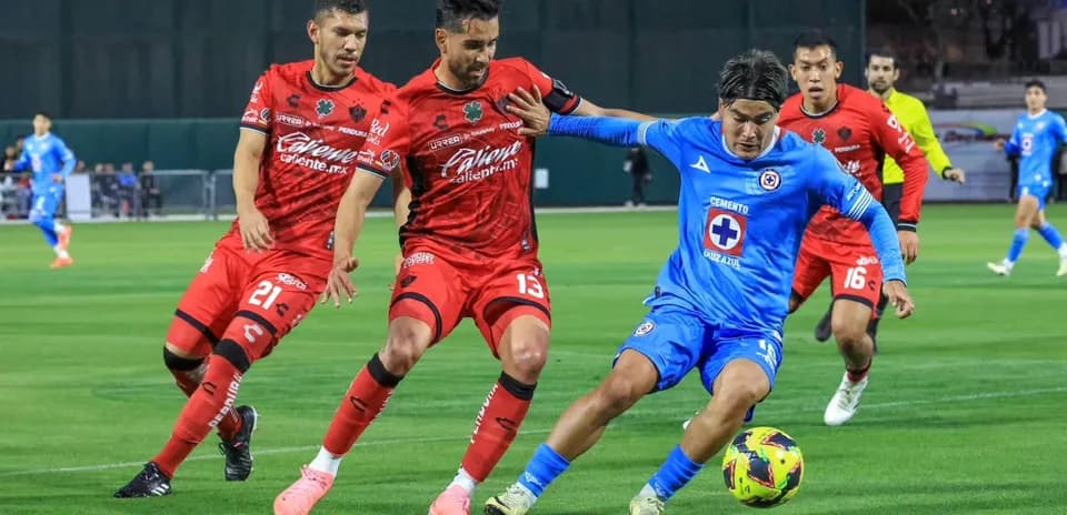 Jugadores de Cruz Azul y Atlas en acción