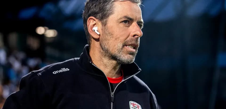 Entrenador de pie con auriculares en el campo