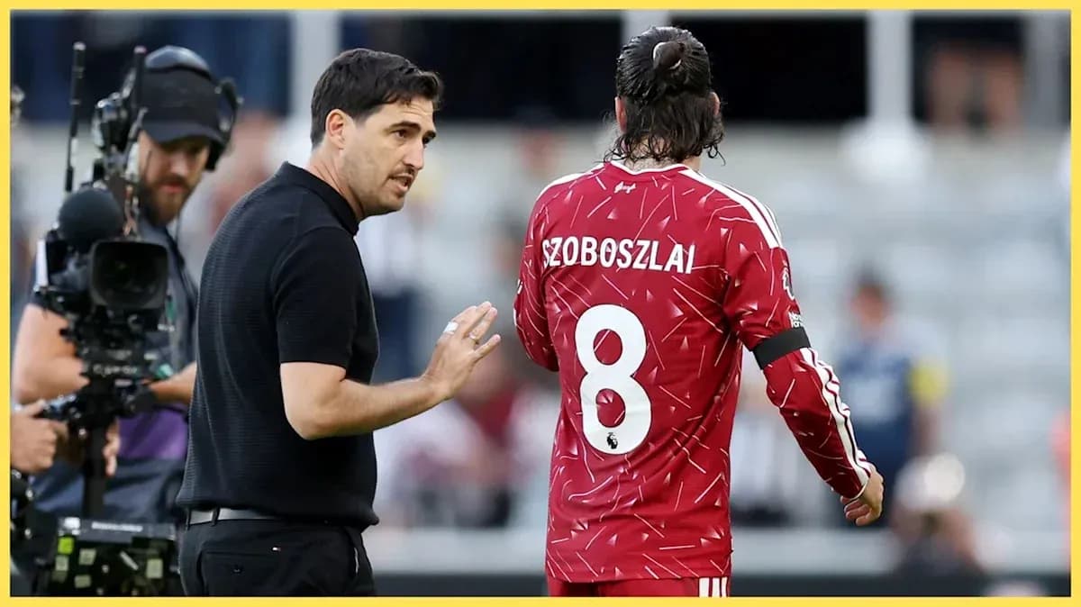 Entrenador hablando con jugador Szoboszlai en el campo