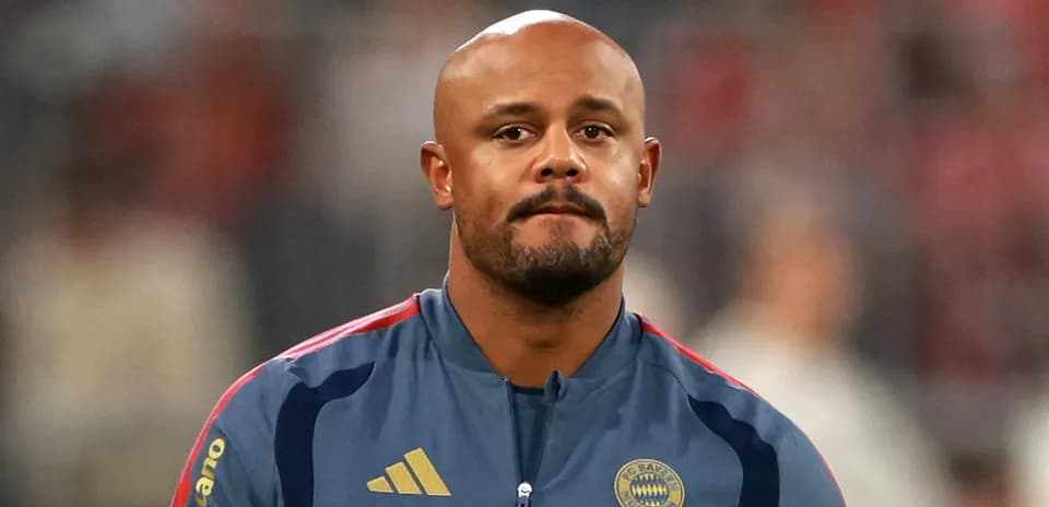 Entrenador de fútbol con ropa de equipo en el campo