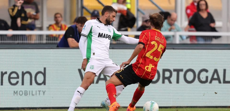 Jugador de Sassuolo driblando a Gallo de Lecce