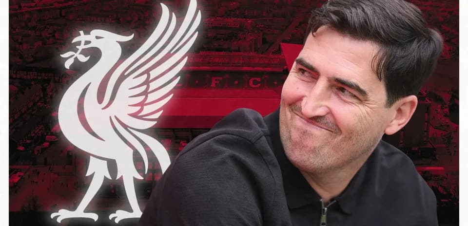 Entrenador sonriente con fondo de Liverpool FC