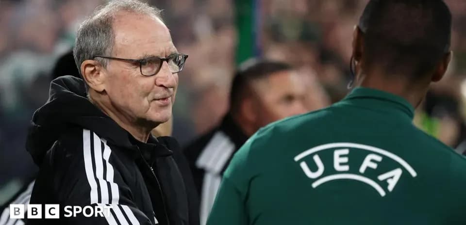 Entrenador saludando a un árbitro en el partido
