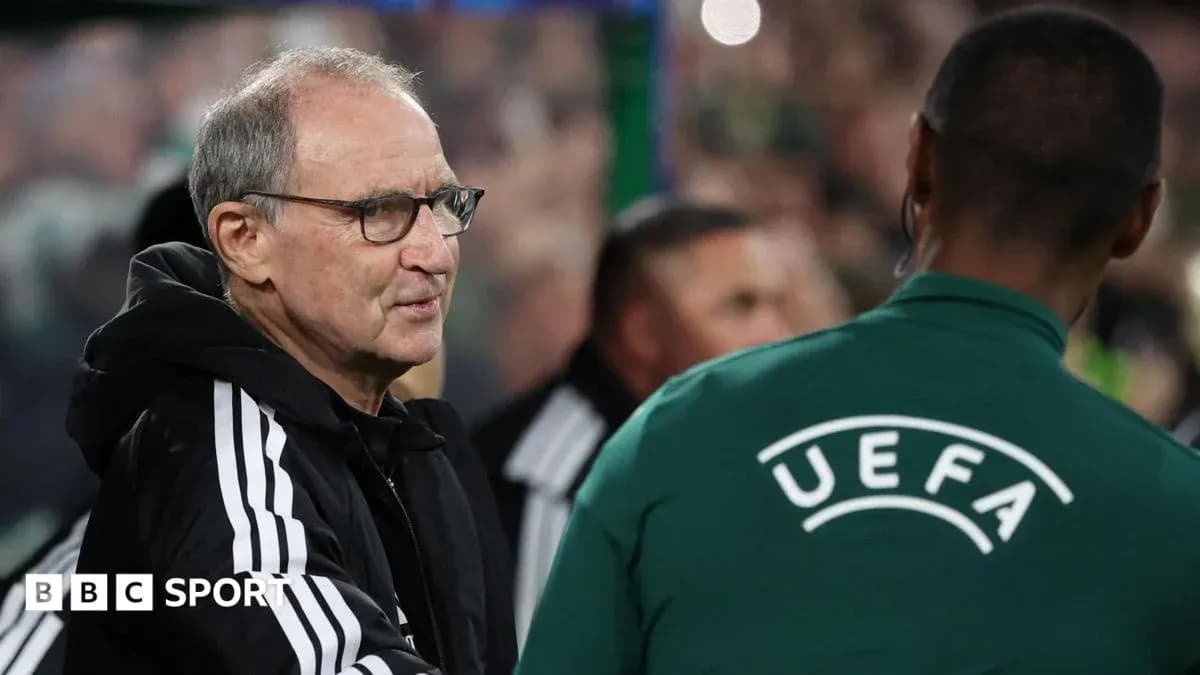 Entrenador saludando a un árbitro en el partido